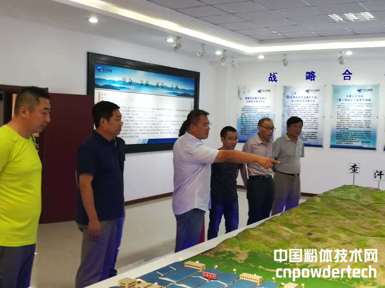 1469408221774445.jpg 石墨專家考察查汗木胡魯晶質(zhì)石墨礦區(qū).jpg